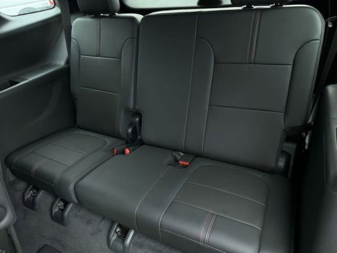 Used 2023 Chevrolet Traverse RS FWD image 20