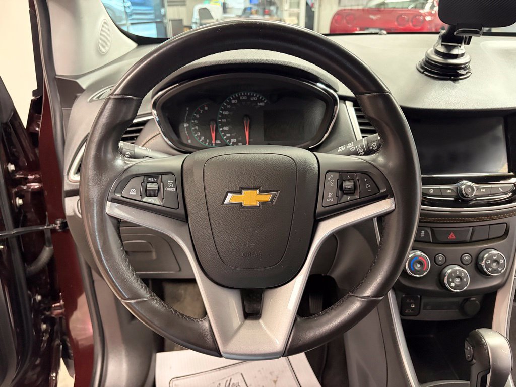 Used 2021 Chevrolet Trax LT w/ Premium Seat Package AWD/4WD image 10