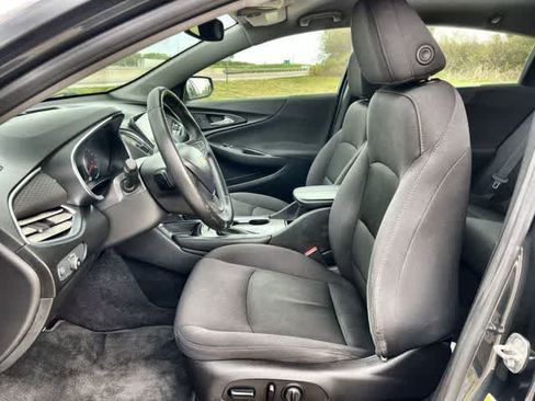 Used 2017 Chevrolet Malibu LT image 11