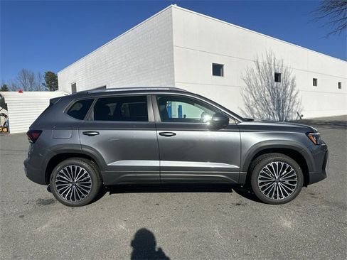 New 2026 Volkswagen Taos SE image 6