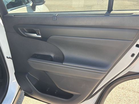 Used 2023 Toyota Highlander XLE FWD image 16