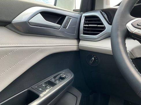 New 2025 Volkswagen Taos SEL image 22