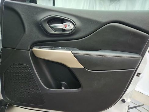 Used 2018 Jeep Cherokee Limited image 29