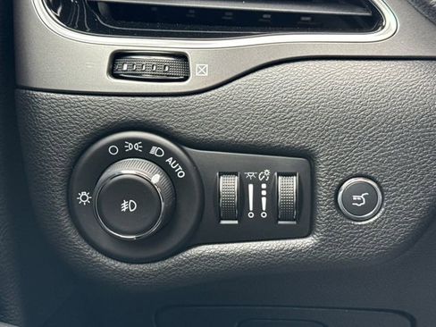 Used 2019 Jeep Cherokee Limited AWD/4WD image 19