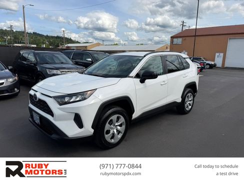 Used 2019 Toyota RAV4 LE FWD image 1