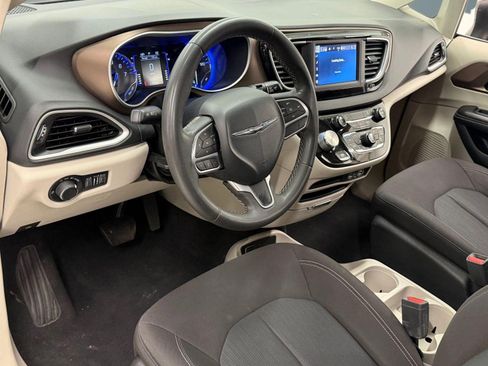 Used 2022 Chrysler Voyager LX FWD image 3