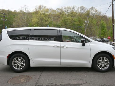 Used 2024 Chrysler Pacifica Touring-L FWD image 6