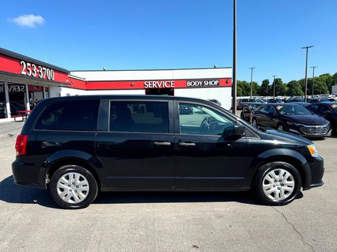 Used 2019 Dodge Grand Caravan SE image 2