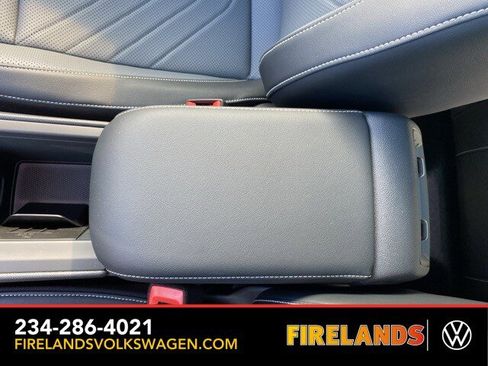 New 2025 Volkswagen Tiguan SE image 40