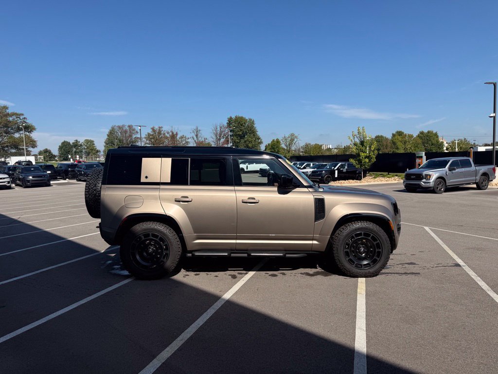 Used 2025 Land Rover Defender 110 AWD/4WD image 4
