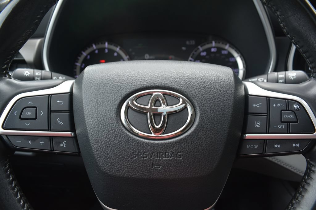 Used 2023 Toyota Highlander XLE AWD/4WD image 12