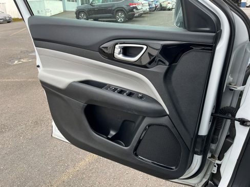 Used 2025 Jeep Compass Limited image 20