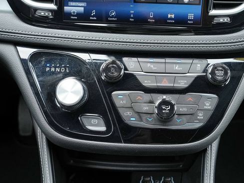 Used 2025 Chrysler Pacifica Limited FWD image 31