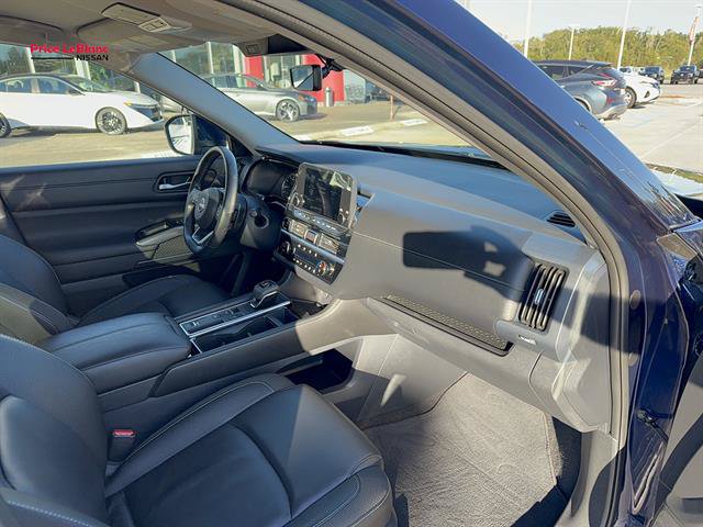 Used 2025 Nissan Pathfinder SL FWD image 15