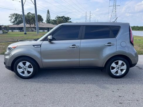 Used 2018 Kia Soul w/ Convenience Package FWD image 4