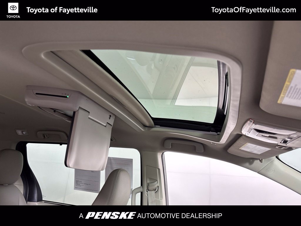 Used 2020 Toyota Sienna XLE w/ XLE Navigation Package FWD image 3