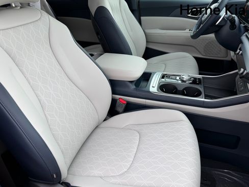 New 2026 Kia Carnival EX FWD image 9