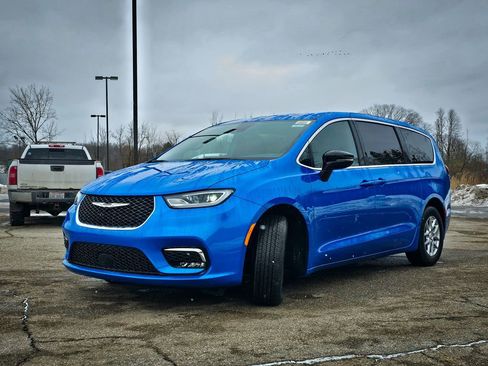 New 2026 Chrysler Pacifica Select image 7