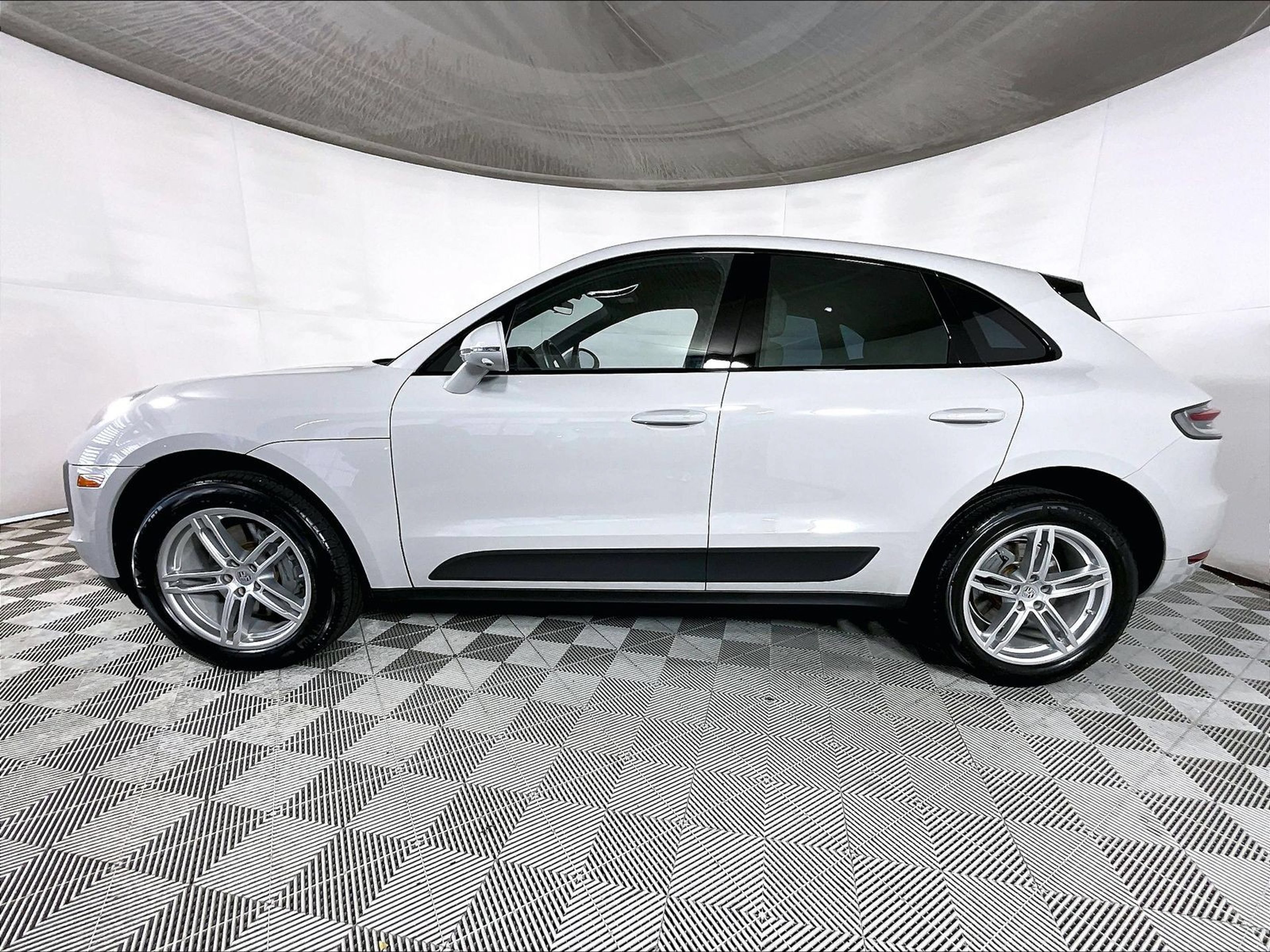 Certified 2021 Porsche Macan S AWD/4WD image 2