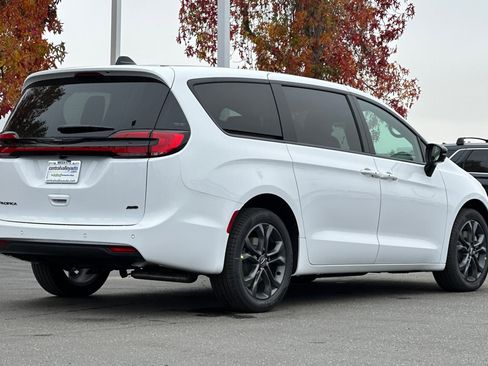 New 2026 Chrysler Pacifica Select image 4