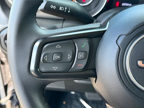 Used 2023 Jeep Gladiator Sport AWD/4WD image 17