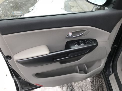 Used 2017 Kia Sedona L image 9