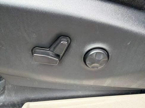 Used 2023 Chrysler Pacifica Touring-L FWD image 17