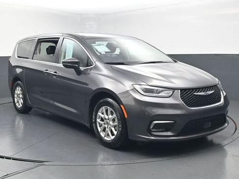 Used 2023 Chrysler Pacifica Touring-L FWD image 3