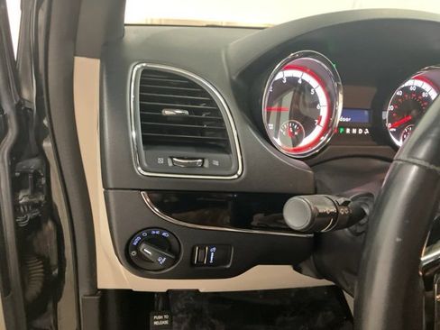 Used 2019 Dodge Grand Caravan SXT image 14