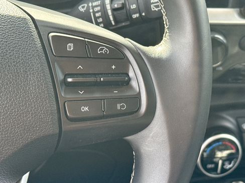 Used 2025 Hyundai Venue SEL image 25