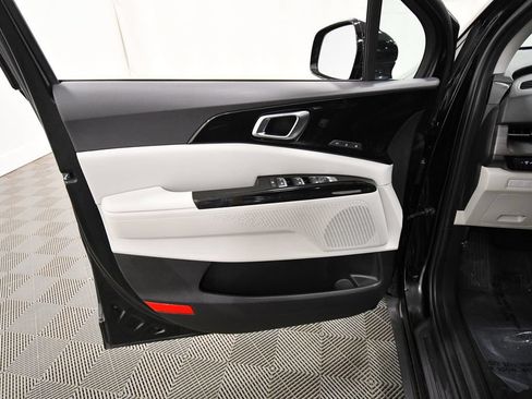 Certified 2023 Kia Carnival SX FWD image 13