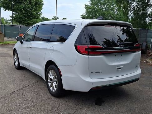 Used 2023 Chrysler Pacifica Touring-L AWD/4WD image 4