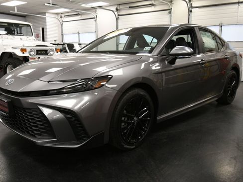 Certified 2025 Toyota Camry SE image 3