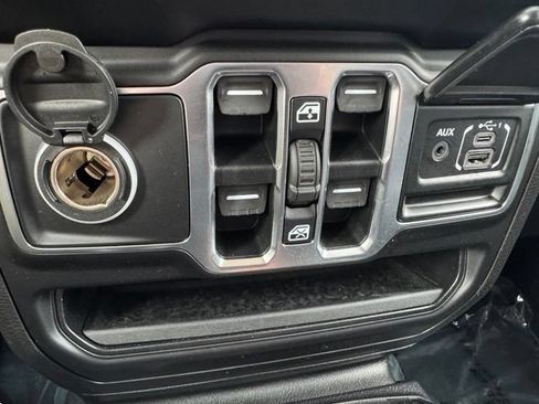Used 2020 Jeep Gladiator Overland AWD/4WD image 19
