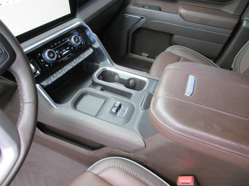Used 2025 GMC Sierra 2500 Denali w/ Denali Reserve Package AWD/4WD image 16