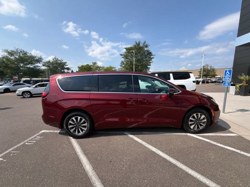 Used 2023 Chrysler Pacifica Touring-L FWD image 3