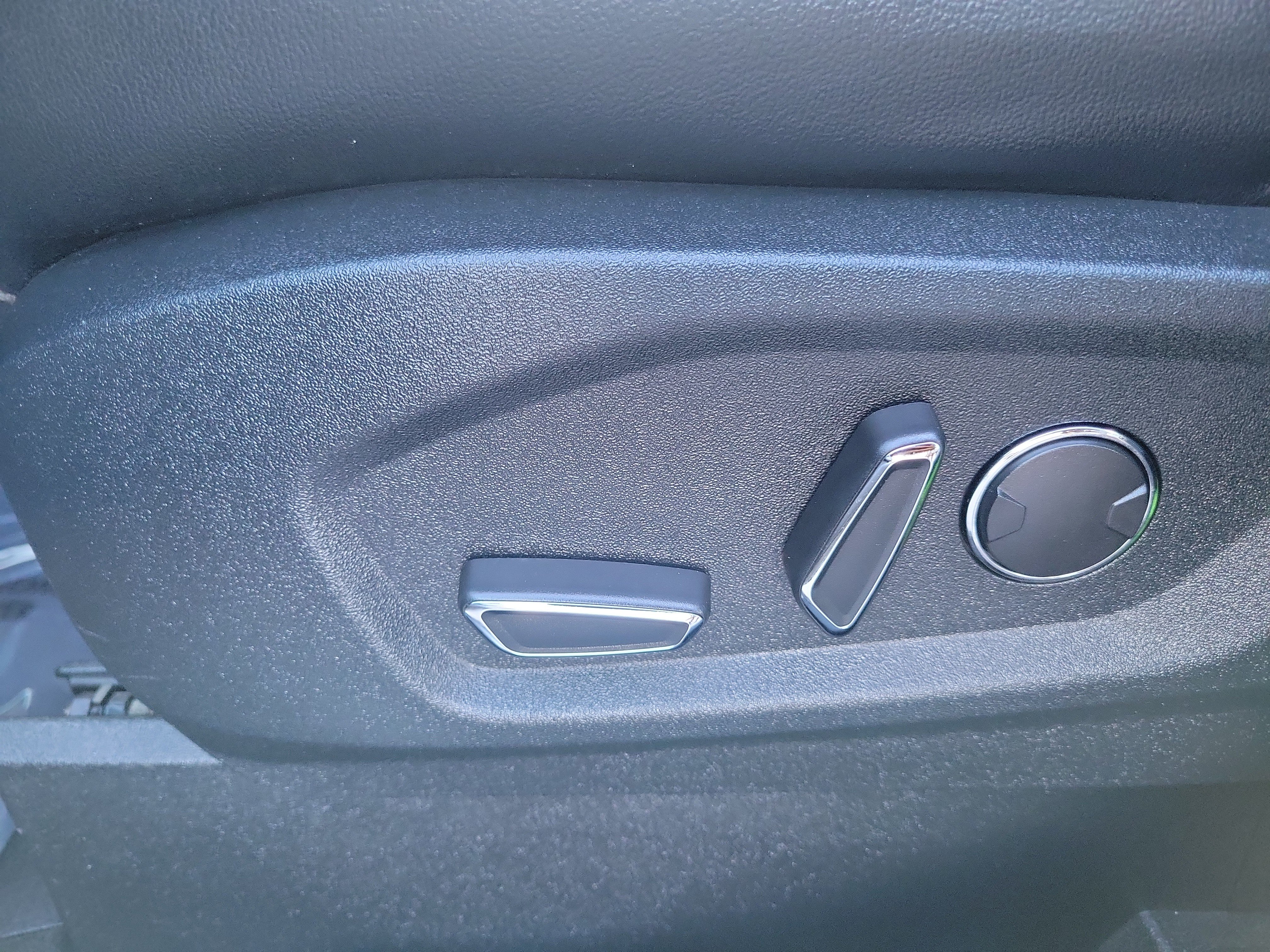 Used 2019 Ford Edge Titanium w/ Equipment Group 301A FWD image 15