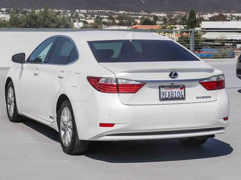 Used 2015 Lexus ES 300h w/ Premium Package w/Bamboo Trim FWD image 4