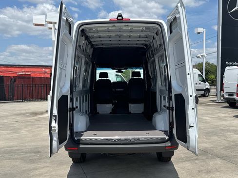Used 2025 Mercedes-Benz Sprinter 2500 image 9