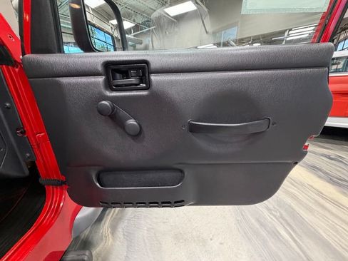 Used 2005 Jeep Wrangler Unlimited w/ Security Group AWD/4WD image 39