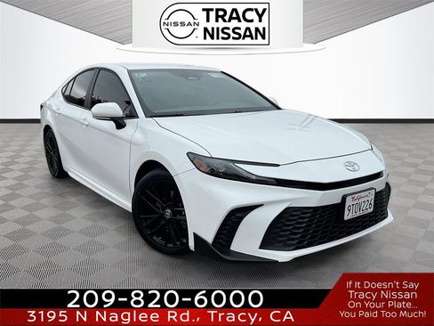 Used 2025 Toyota Camry SE FWD image 1