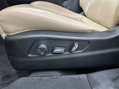 Used 2024 Cadillac XT4 Premium Luxury image 10