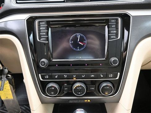 Used 2018 Volkswagen Passat 2.0T image 26