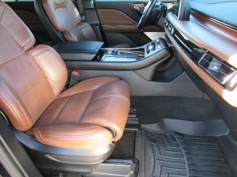 Used 2023 Lincoln Aviator Reserve w/ Equipment Group 201A image 9