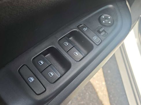 Used 2022 Hyundai Venue SEL FWD image 15