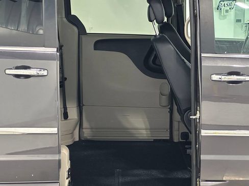 Used 2016 Chrysler Town & Country Touring w/ Driver Convenience Group FWD image 26