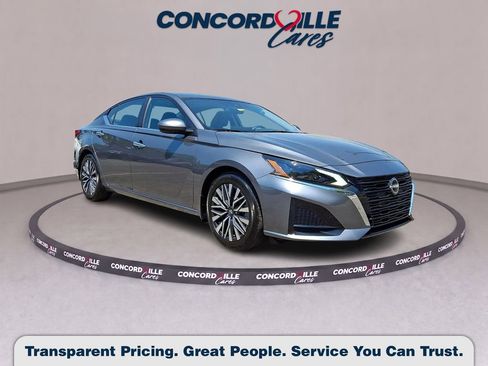 Used 2023 Nissan Altima 2.5 SV w/ SV Premium Package FWD image 1