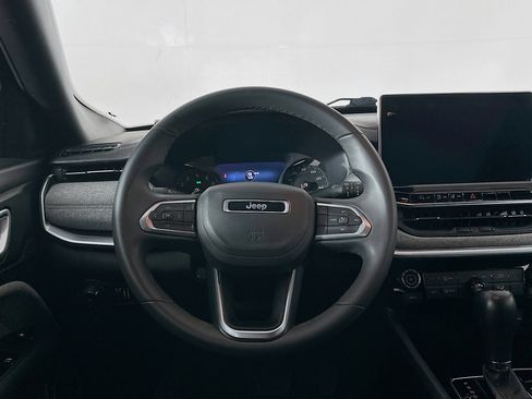 Used 2024 Jeep Compass Latitude image 18