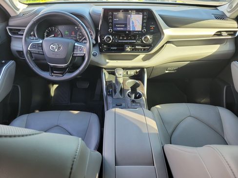 Used 2020 Toyota Highlander Limited FWD image 16