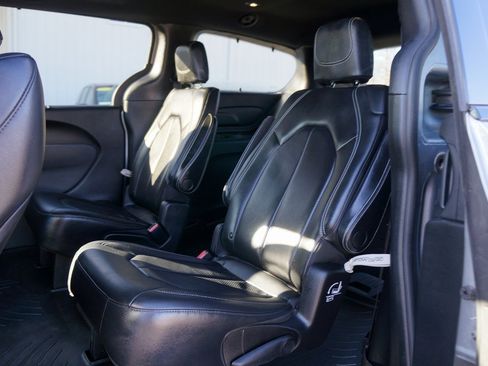 Used 2020 Chrysler Pacifica Touring-L w/ S Appearance Package image 9